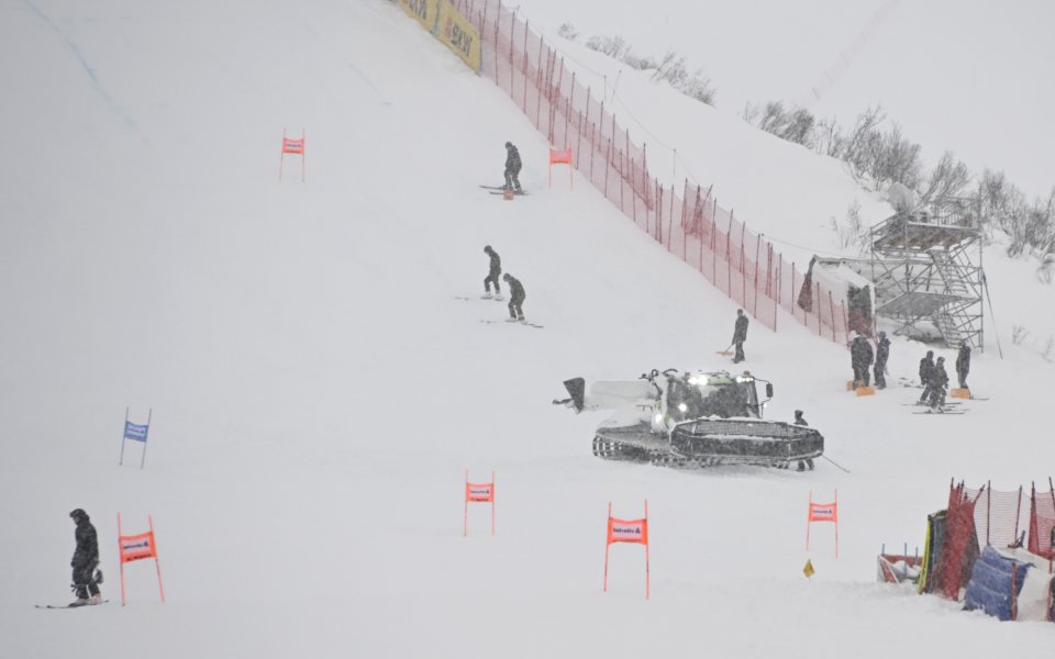 Бури отмениха днешните стартове за Световните купи в ските