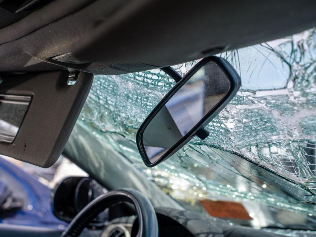 Катастрофа между лек автомобил и джип е станала на пътя