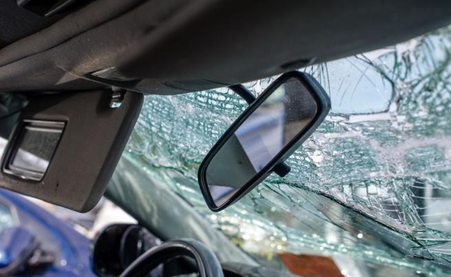 Кола и камион се блъснаха в София, човек е пострадал