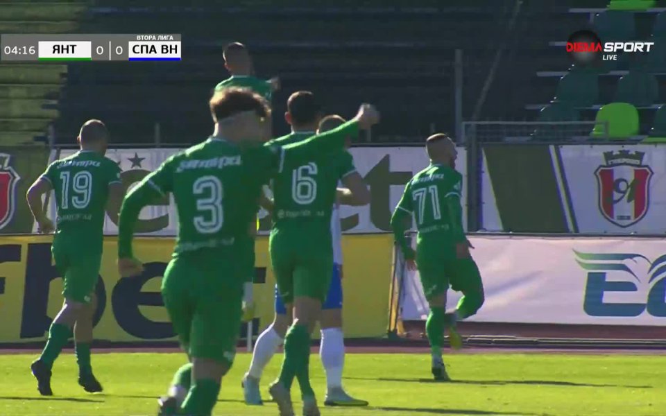 Домакините от Габрово стартираха ударно и поведоха в резултата още