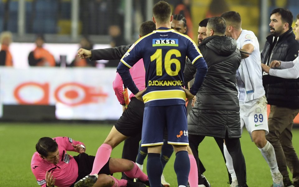 Футболният съдия Халил Умут Мелер заяви, че няма дa прости