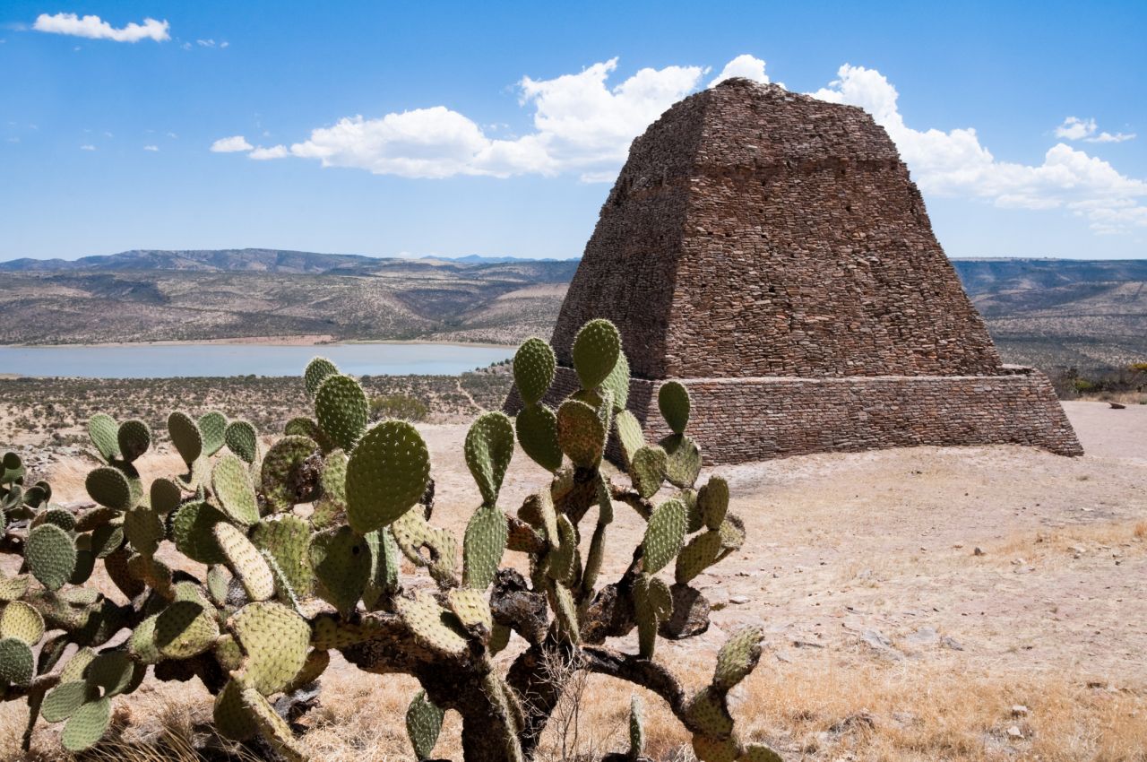 <p><strong>1. Канибализъм в La Quemada-&nbsp;</strong>Човешки останки са открити в пирамидата, части пък били окачени и изложени на публичен показ извън стените на храма. Пирамидата се намира се на около 670 км северозападно от Мексико сити и се смята, че ужасните събития са се случили преди около 1500 години на мезоамериканските местни жители, макар че не е ясно кои точно</p>