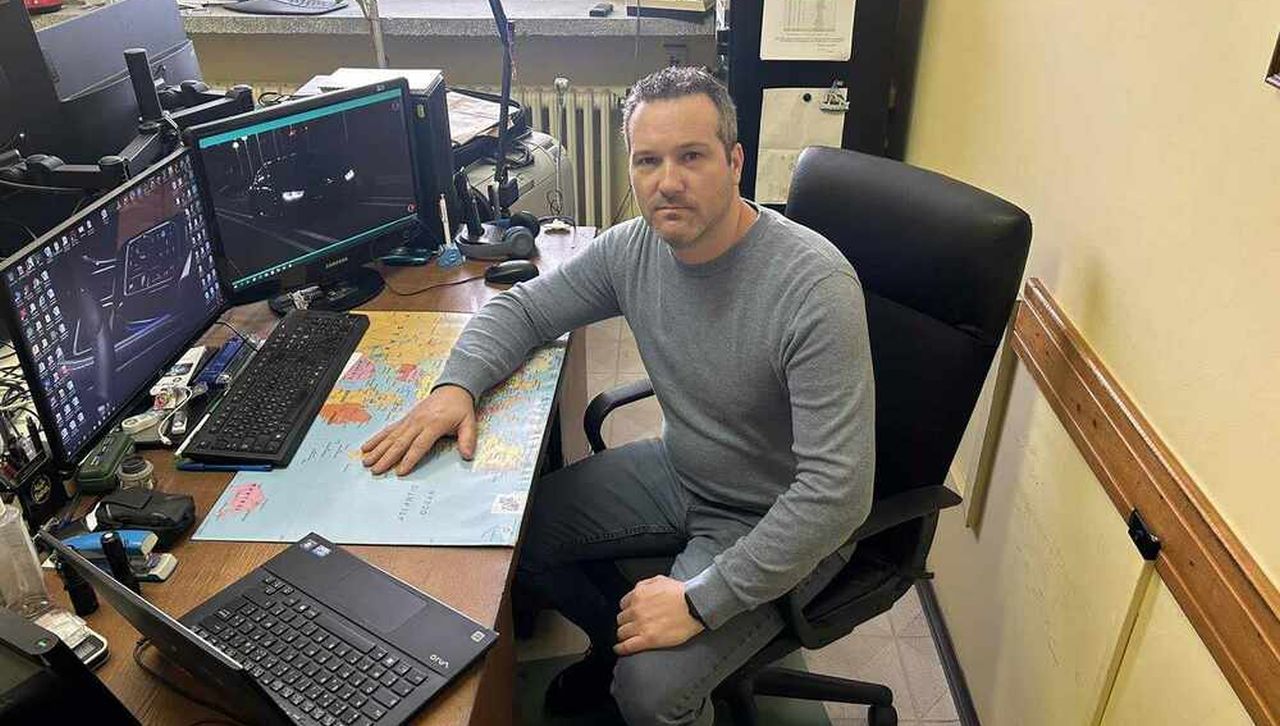 <p>Инспектор Георги Гюрушев от Търговище спаси бебе, което спряло да диша. Цялата история можете да прочетете <a href="https://www.vesti.bg/bulgaria/ne-disha-ne-disha.-otiva-si-kriminalist-spasi-bebe-v-tyrgovishte-6186308" target="_blank"><u><strong>ТУК</strong></u></a>.&nbsp;</p>