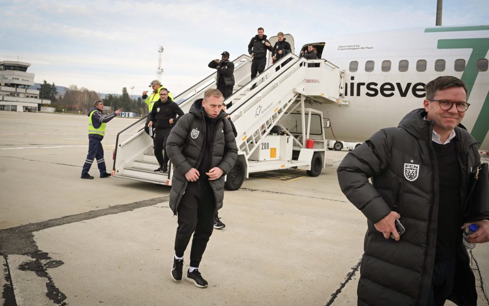 Предводителят на Нордселанд - Йоханес Торуп, говори пред медиите преди