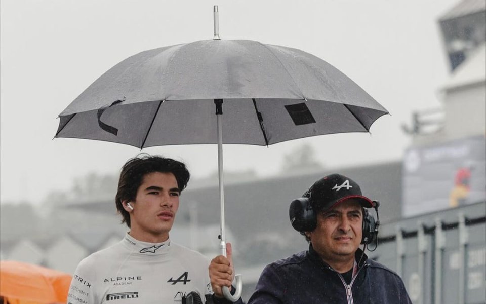 Феновете на българския пилот във Формула 3 Никола Цолов ще