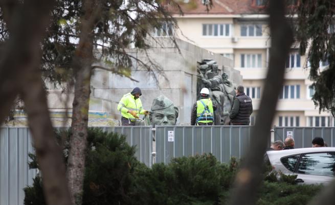  Демонтажът на Паметника на руската войска продължава под засилена полицейска защита. 