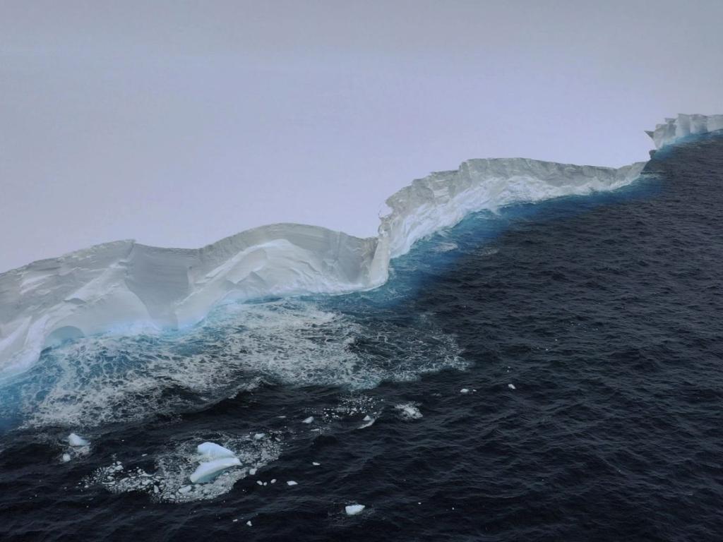 Айсбергът A23a който е най големият в света е с дебелина