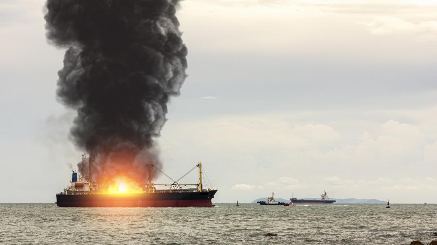 Атакуваният от хутите кораб, плаващ към Варна, е напът да потъне