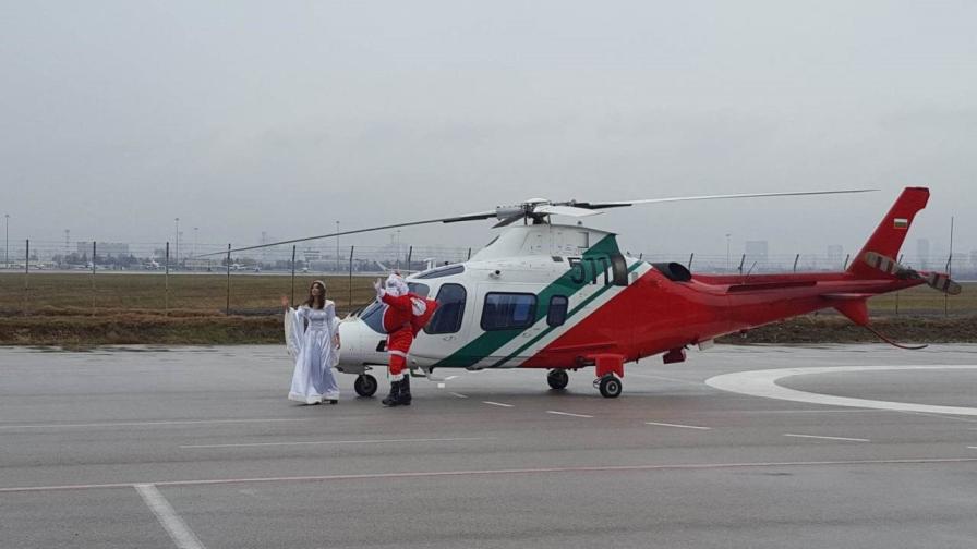 Дядо Коледа и Снежанка пристигнаха на Летище София с хеликоптер