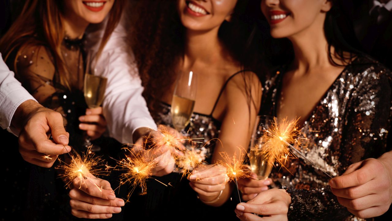 <p><iframe frameborder="0" height="617" scrolling="no" src="https://assets.pinterest.com/ext/embed.html?id=36239971995702374" width="345"></iframe></p>

<h3 dir="auto"><strong>Оставете вратата отключена (Ирландия)</strong></h3>

<p dir="auto">Част от ирландските новогодишни традиции е отдаването на почит към предците и починалите близки. За целта вратите на дома се оставят отключени, за да могат духовете им да влязат, а на празничната новогодишна трапеза се запазва празно място за тях</p>