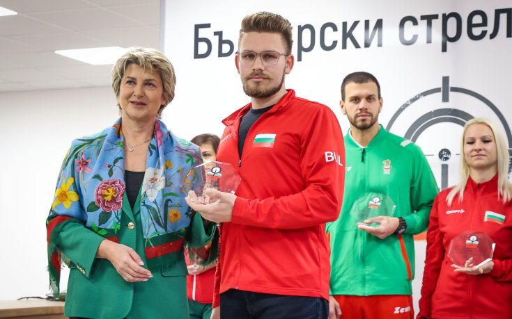 Весела Лечева награди най-добрите стрелци за годината