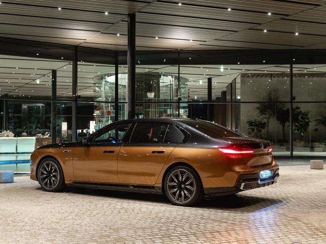 BMW i7 M70 галерия