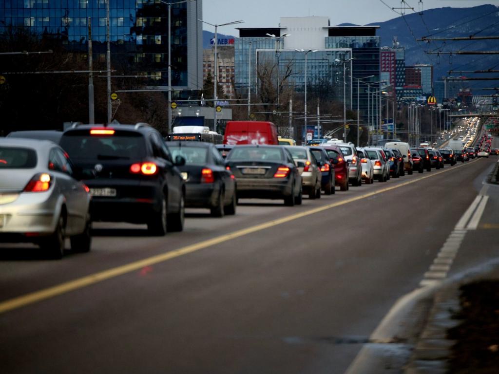 На границата с Румъния трафикът е интензивен за товарни автомобили