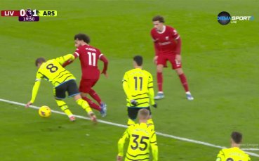 Още в първите минути на двубоя между Ливърпул и Арсенал