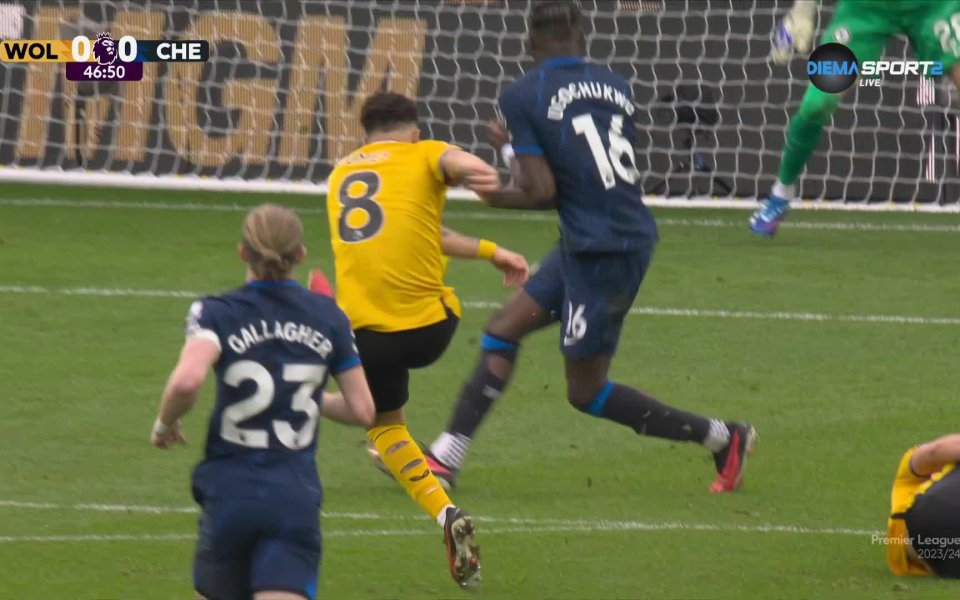 В началото на втората част на двубоя между Уулвърхемптън и