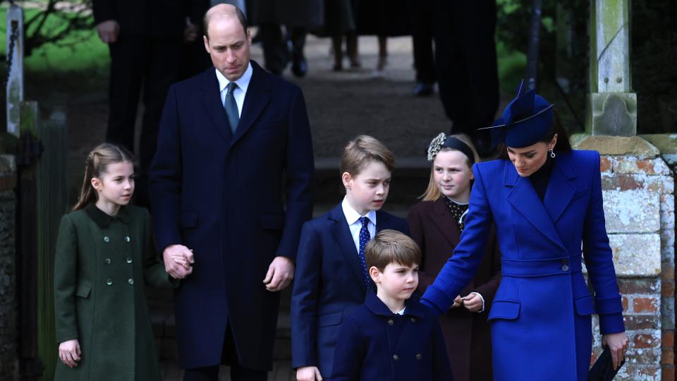Вчера принц Уилям и принцеса Кейт се появиха като петчленно