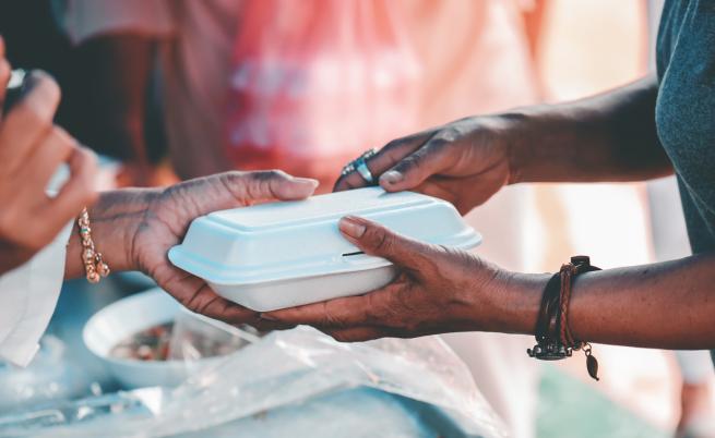 Благородна кауза: Църквата и Столичната община предлагат обяд на хора без дом