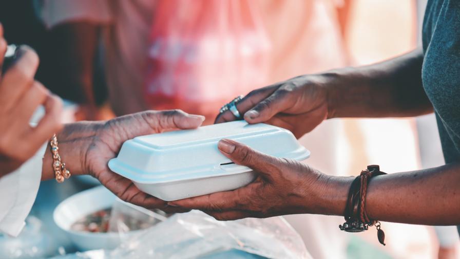Благородна кауза: Църквата и Столичната община предлагат обяд на хора без дом