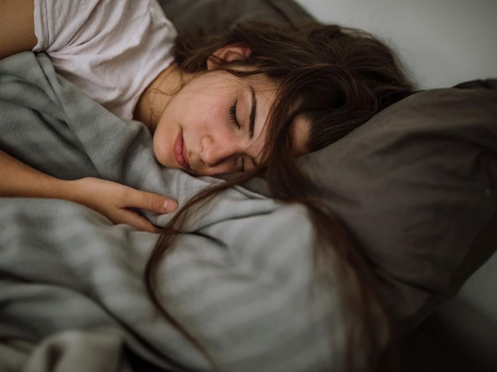 Доспиването с два допълнителни часа през почивните дни намалява с