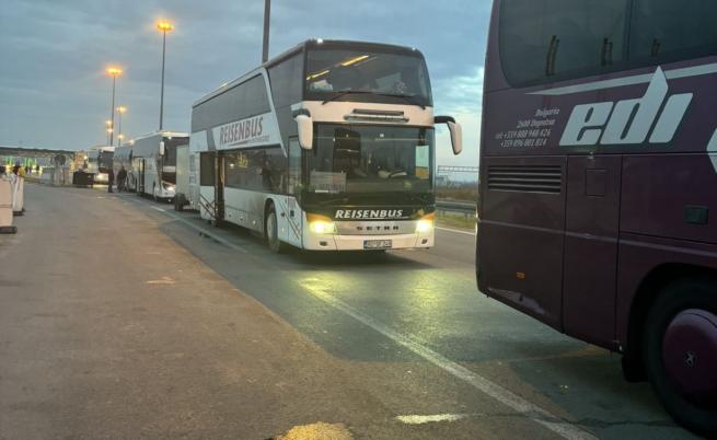 Автобуси с българи бяха блокирани на сръбско-унгарската граница с часове (СНИМКИ)