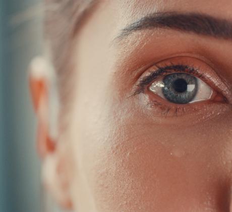 Сълзите на жените съдържат химикали които блокират мъжката агресия  установи изследване на
