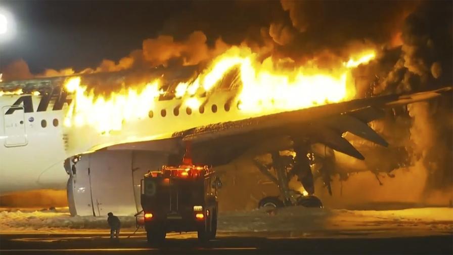 Самолетът избухва пламъци при приземяване на писта в Токио