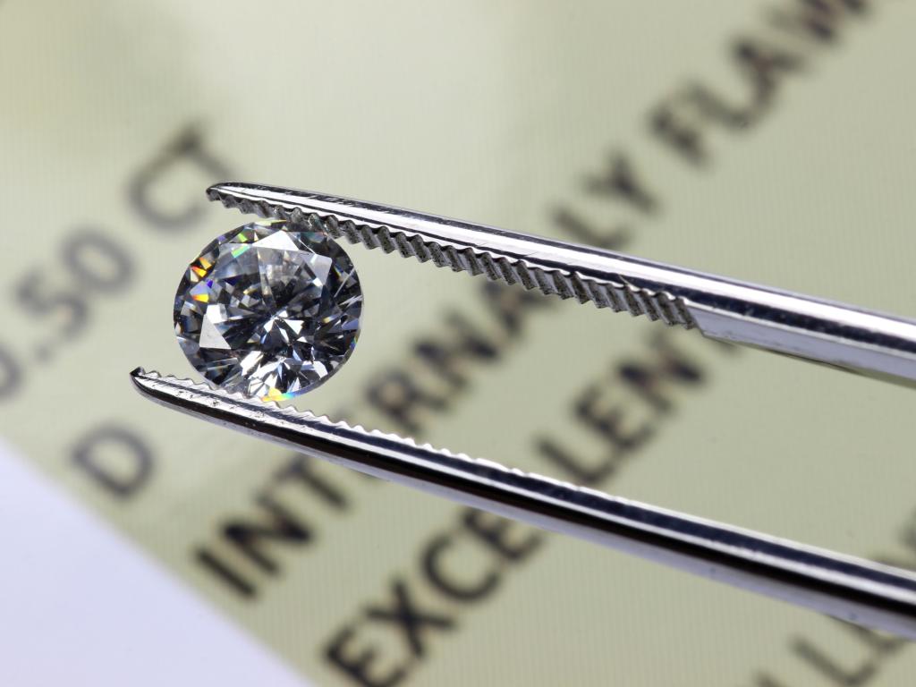 Европейският съюз добави най големия производител на диаманти в света Алроса