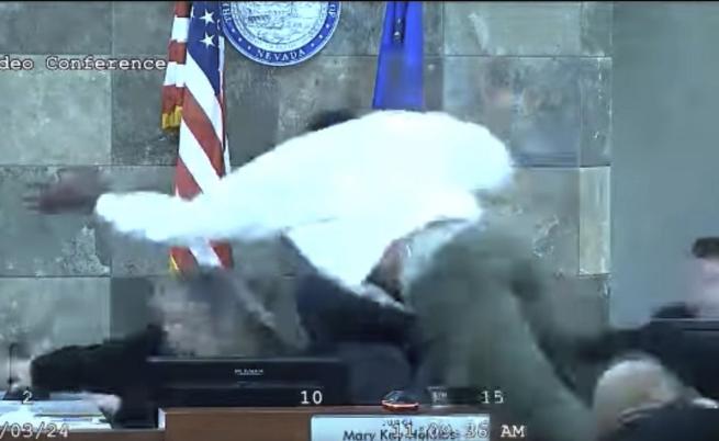 Удивителен момент: Подсъдим скача срещу съдия през съдебната скамейка в Лас Вегас