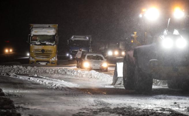 Снежен капан: Стотици блокирани по пътищата на Швеция и Дания