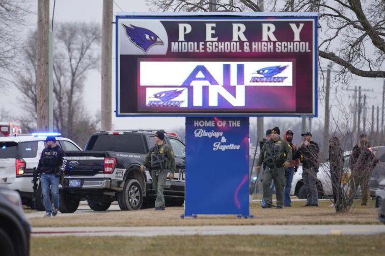 стрелба Айова училище