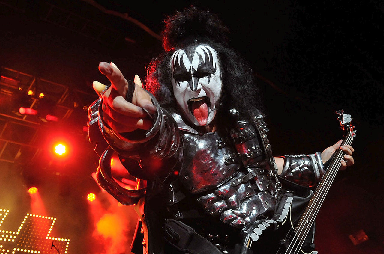 <p><strong>Джийн Симънс&nbsp;</strong></p>

<p>Фронтменът на The Kiss каза пред The ​​Sun през 2016 г., че сегашната му съпруга Шанън Туид е казала, че ще се омъжи за него само ако изгори всички снимки на жените, с които е спал, което се оказало голямо усилие.&nbsp;<em><strong>&quot;Спал ли съм с 4800 жени? Така ми казват&quot;</strong></em>, каза той.</p>