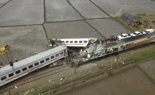 Тежка влакова катастрофа в Индонезия, има жертви и десетки пострадали (ВИДЕО)