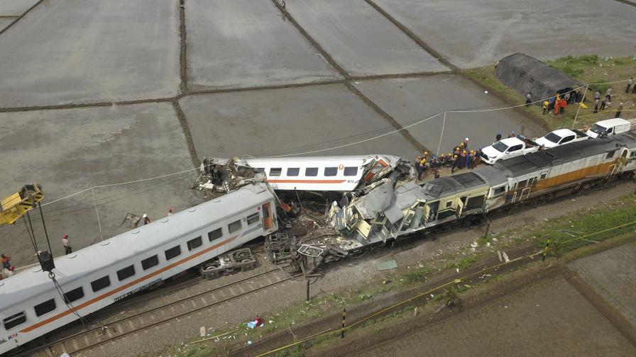 Тежка влакова катастрофа в Индонезия, има жертви и десетки пострадали (ВИДЕО)