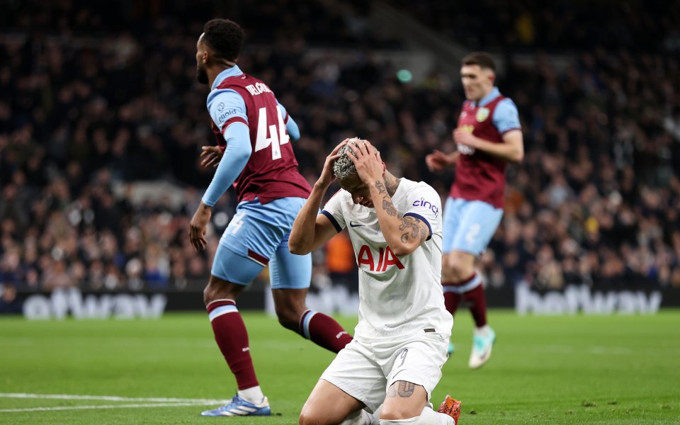 Отборите на Тотнъм и Бърнли играят при резултат 1:0 в мач