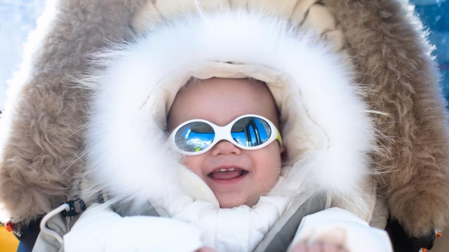 Слънчеви очила за бебе и дете - защо и през зимата