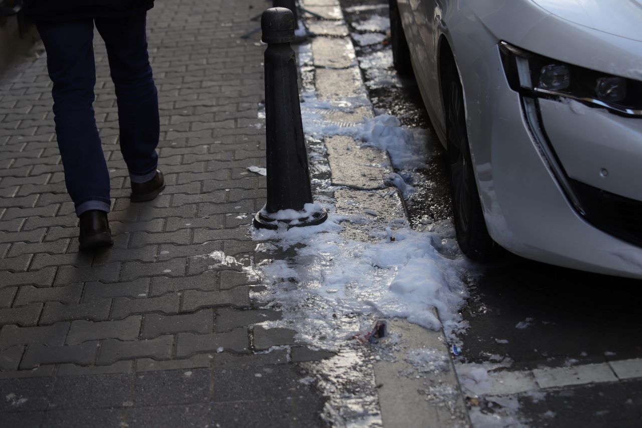 <p>Два дни след снеговалежа в столицата, температурите са паднали до минус 8 градуса в сутрешните часове. Много от тротоарите в центъра са заледени.</p>