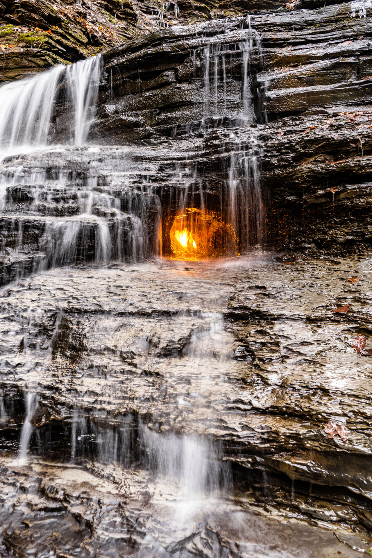 <p><strong>Водопадът Eternal Flame, Ню Йорк</strong></p>

<p>Eternal Flame (<em>Вечен пламък- в буквален превод от английски ез.- бел.ред.</em>)е водопад, който се намира в западен Ню Йорк с непрекъснато горящ пламък в малка пещера под пръскащата се вода.&nbsp;Смята се, че това мистериозно явление възниква поради наличието на природен газ в пещерата, който поддържа огъня.&nbsp;</p>