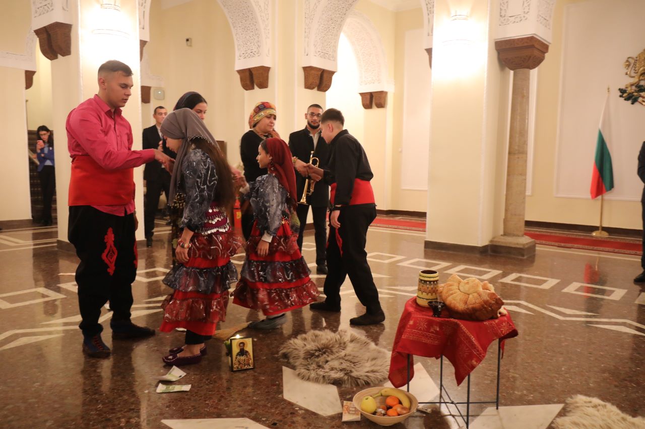 <p>Премиерът акад. Николай Денков прие в Министерския съвет ученици от Средно училище &bdquo;Трайко Симеонов&ldquo; в град Шумен по случай Василица &ndash; празникът, почитан от ромската общност като начало на Новата година. С наричания за здраве и берекет, както и облечени в типичните за етноса носии, възпитаниците на учебното заведение пресъздадоха традиционната подготовка за Василица и сурвакаха министър-председателя.</p>