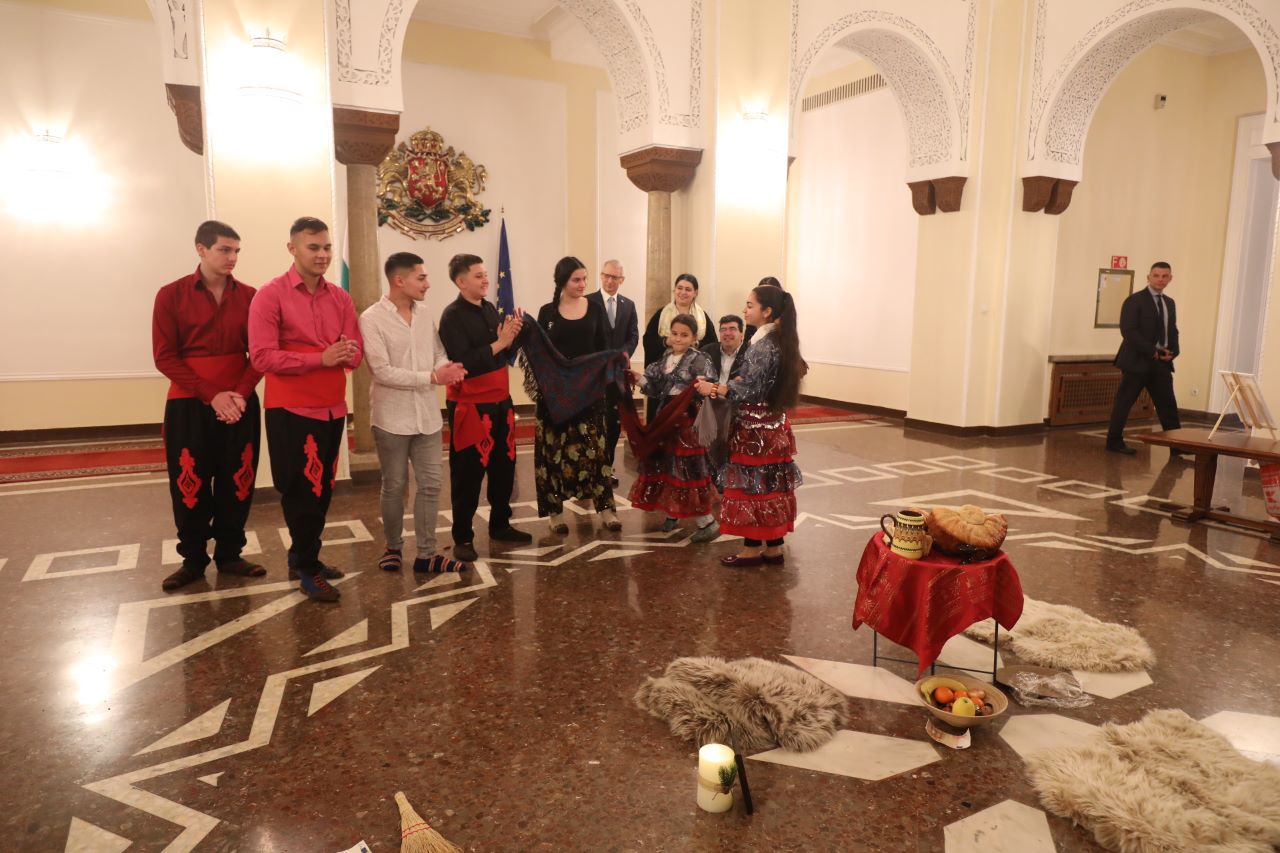 <p>Премиерът акад. Николай Денков прие в Министерския съвет ученици от Средно училище &bdquo;Трайко Симеонов&ldquo; в град Шумен по случай Василица &ndash; празникът, почитан от ромската общност като начало на Новата година. С наричания за здраве и берекет, както и облечени в типичните за етноса носии, възпитаниците на учебното заведение пресъздадоха традиционната подготовка за Василица и сурвакаха министър-председателя.</p>