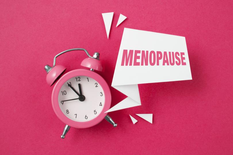 <p><strong>Хормонозаместителната терапия (ХЗТ)&nbsp;</strong></p>

<p>Това е може би най-широко използваният метод за забавяне на настъпването на менопаузата. Състои се от въвеждане на естроген и прогестерон в тялото (за жени с матка), което компенсира намаленото ниво на хормони. В допълнение към потенциалното подобряване на симптомите на менопаузата, ХЗТ също така подобрява костната плътност и минимизира риска от остеопороза.&nbsp;&nbsp;</p>

<p>Важно е да се отбележи, че хормоналната терапия не е подходяща за всички. Нейните последици могат да доведат до образуване на кръвни съсиреци, рак на гърдата, инсулт и сърдечни заболявания.&nbsp;&nbsp;</p>