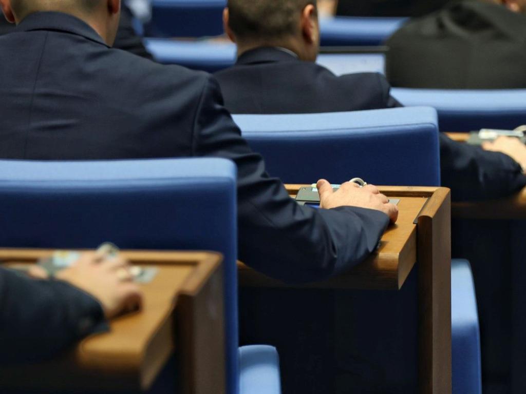 Депутатите се събраха на извънредно заседание точно в 15 00 ч