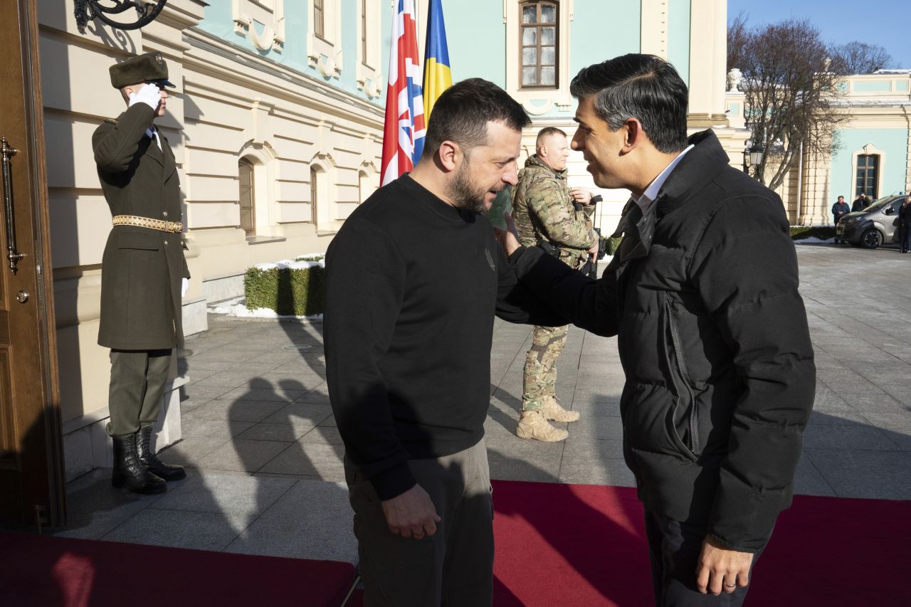 <p>Британският министър-председател Риши Сунак пристигна на посещение в Украйна, за да се срещне с президента Володимир Зеленски след обявяването на голям нов пакет от &pound;2,5 милиарда военна помощ през следващата година</p>