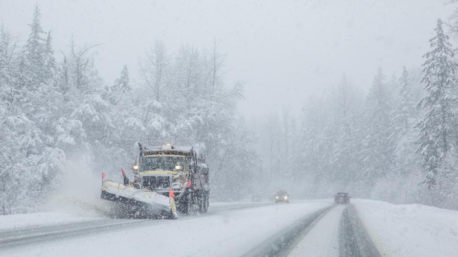 Снежни бури в САЩ оставиха десетки хиляди домакинства без ток, отменени са и полети