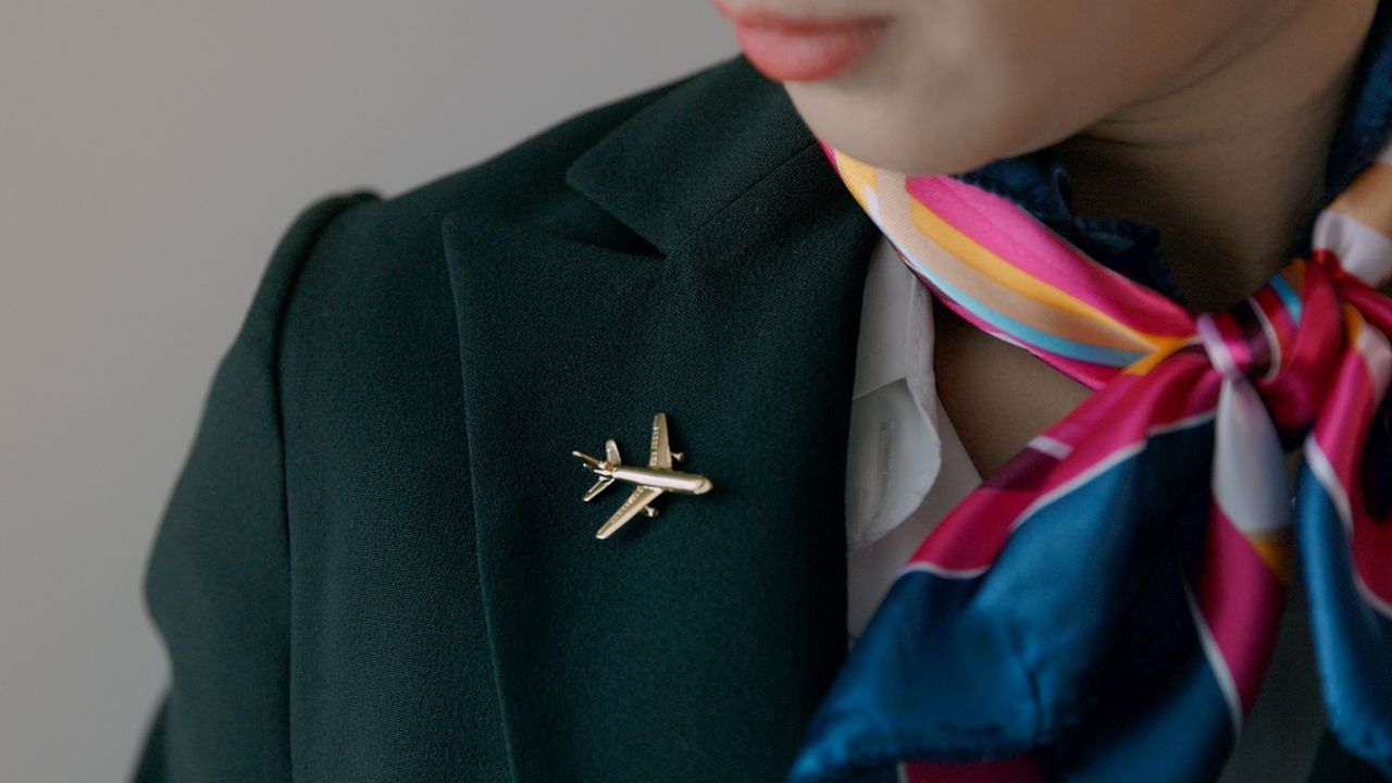 Стюардеса получи изненада в пликче за повръщане (ВИДЕО)