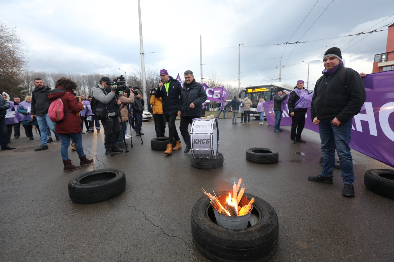 <p>Работещи в градския транспорт в София излязоха рано тази сутрин на протестна акция.Недоволните служители се събраха първоначално на последната спирка на линии 4, 88, 204, 304, 384 и H4, която се намира в ж.к. &bdquo;Дружба&ldquo; 2.</p>