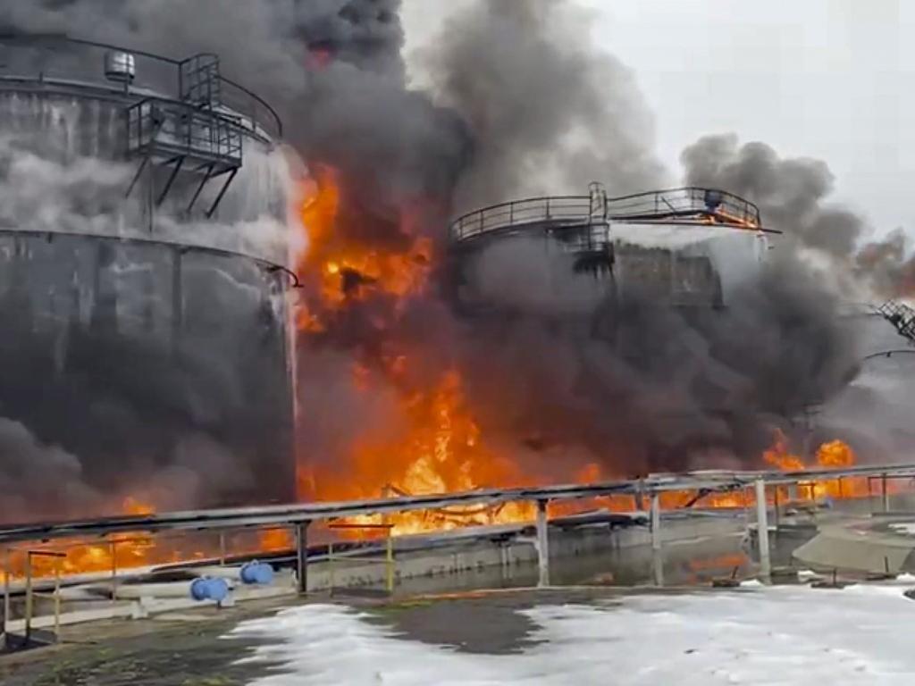 Вруската област Брянск граничеща с Украйна гори пожар в петролно