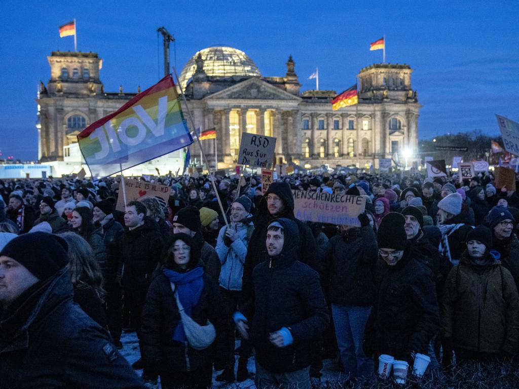 Десни екстремисти нападнаха блогър в Германия 13 души са задържани