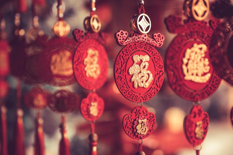 <p><strong>Декорации и дрехи&nbsp;</strong></p>

<p>В Китай новогодишната украса на дома играе най-важната роля в празника - според традицията символът на годината (през 2024 г. това е Зеленият дървен дракон) трябва да бъде съобразен с подходящ интериорен дизайн.&nbsp;На първо място обърнете внимание на традиционните детайли, които се появяват в китайските къщи всяка година, независимо от символа на следващата година.&nbsp;Обикновено това са червени предмети, символизиращи късмета и прогонващи злите духове: червени фенери, гирлянди с йероглифи, пискюли с ресни и други - всяко семейство в Китай задължително обзавежда дома си с тези атрибути.&nbsp;За най-предпочитани цветове (както за празнично облекло, така и за сервиране на масата) се считат златното, зеленото, червеното, бялото, сребристото и лилавото.&nbsp;</p>

<p>Намирането на правилното облекло няма да е трудно, тъй като за вдъхновение винаги можете да се обърнете към древните легенди, които споменават подходящи нюанси и детайли, привличащи късмет.&nbsp;Зеленият дървен дракон, например, се препоръчва да се посрещне в скъпи дрехи, изработени от висококачествени материали.&nbsp;Това митично създание обича да се показва във възможно най-добрата светлина.&nbsp;Изберете дрехи с богати цветове и блестящи текстури, винаги с блясък, пера и кристали.&nbsp;&nbsp;</p>