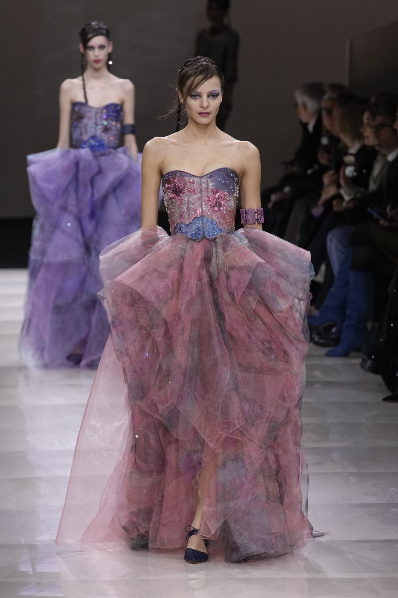 <p>Италианският дизайнер наблегна също така на ансамбли с впити панталони и клоширани рокли в пастелни нюанси.</p>