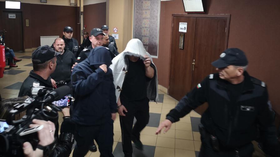 Обвинените в изнудване пловдивски полицаи остават в ареста
